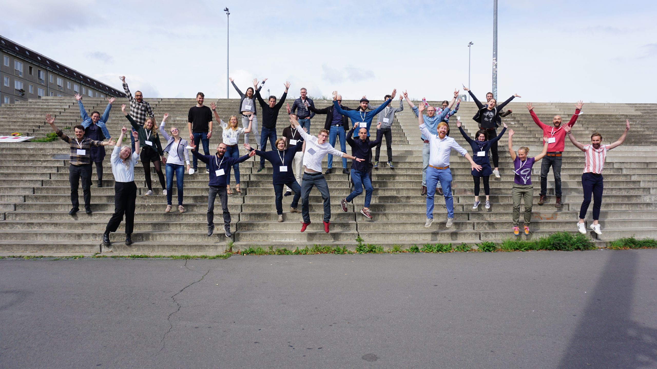 C2C NGO Mitglieder springen fröhlich von Treppe