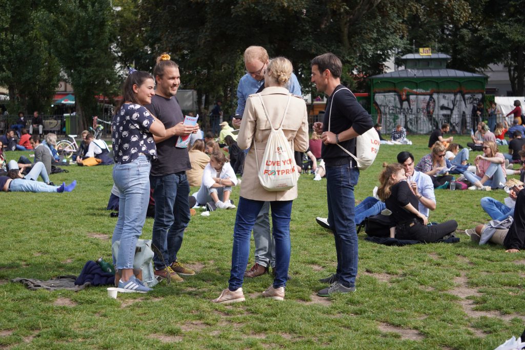 Personen stehen im Park in gruppe