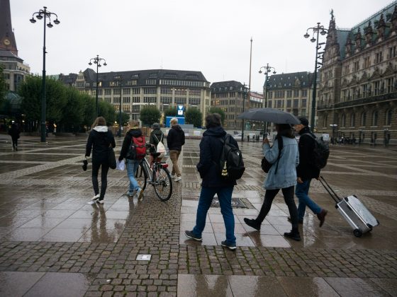 Leute laufen im Regen