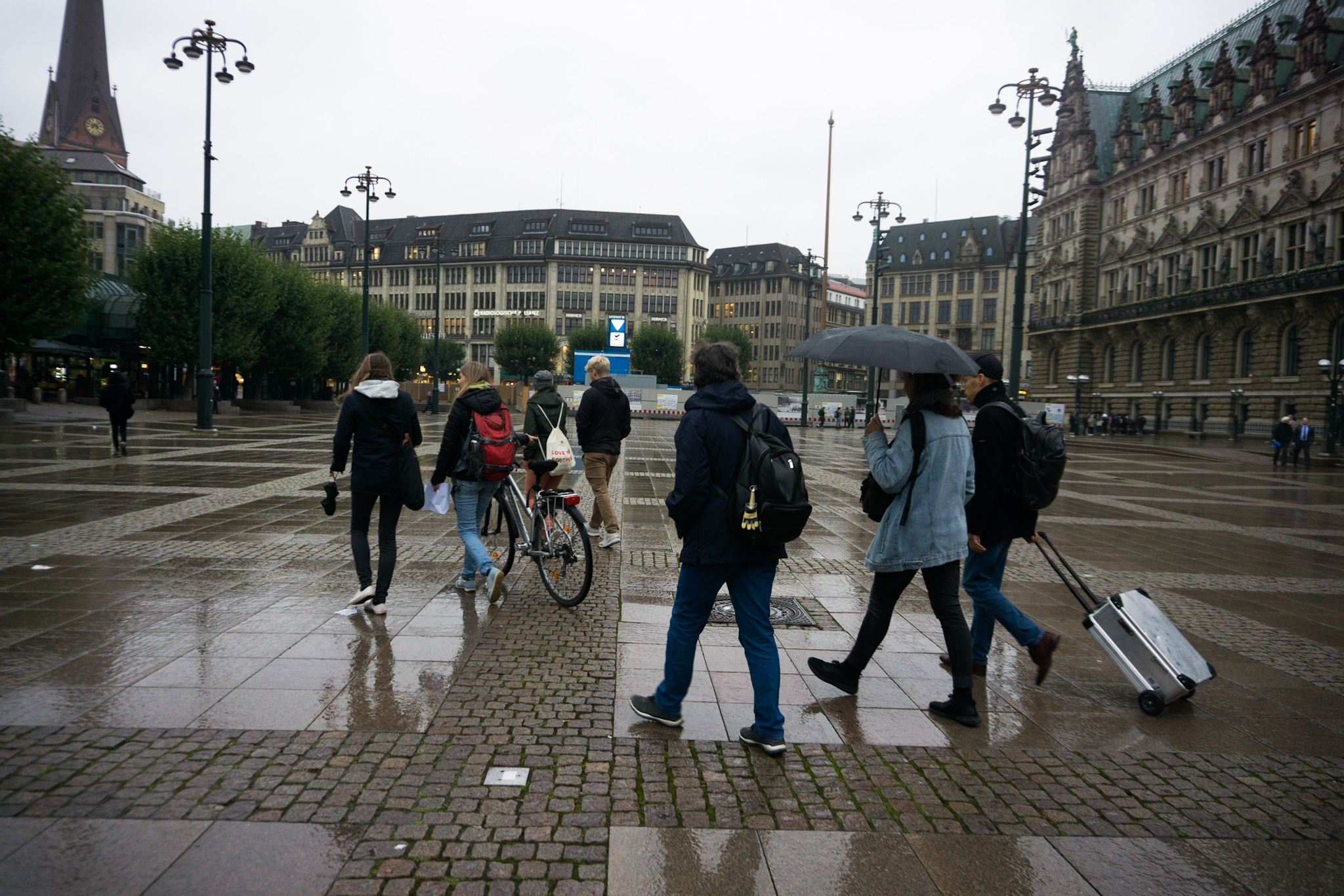 Leute laufen im Regen